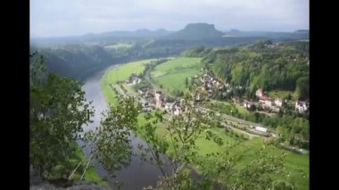 Sakson İsviçre'de Elba Nehri, Bastei Köprüsü yakınında. Sachsen, Almanya