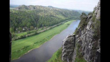 Sakson İsviçre'de Elba Nehri, Bastei Köprüsü yakınında. Sachsen, Almanya