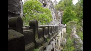 Sakson İsviçre Bastei Köprüsü video görüntüleri, Almanya. Kumtaşı kayalar, bulutlu ve rüzgarlı hava.