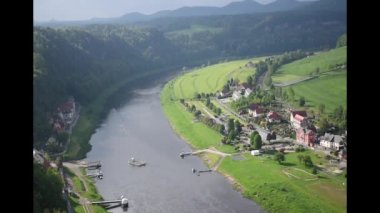 Bastei Köprüsü yakınlarındaki oldukça şehirde feribot geçişi, Sakson İsviçre üst görünümü, Sachsen, Almanya