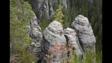  Sakson İsviçre kumtaşı kayalar bastei köprüsü / yaz, bulutlu hava yakın kanyon Video görüntüleri.