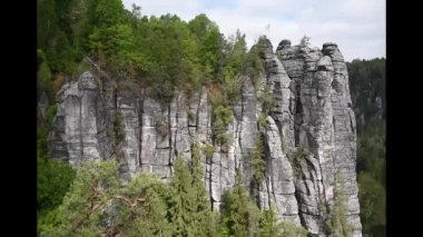 Bastei köprüsü / yaz, bulutlu hava yakın Sakson İsviçre kumtaşı kayalar Pan sol görüntüleri video.