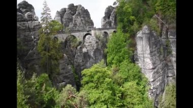 Bastei köprüsü / yaz, bulutlu hava yakın Sakson İsviçre kumtaşı kayalar Pan sağ görüntüleri video.