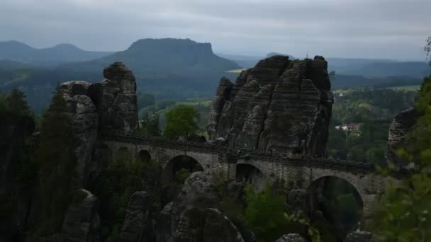 Časové Záběry Mostu Bastei Saském Švýcarsku Německu Pískovcové Skály Oblačné — Stock video