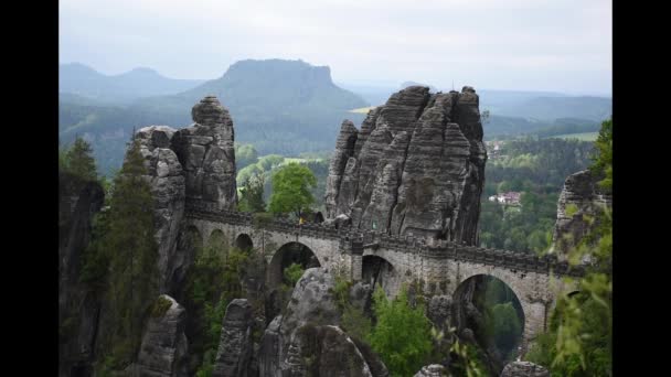 Nagrania Wideo Bastei Bridge Saskiej Szwajcarii Niemcy Skały Piaskowca Zachmurzone — Wideo stockowe