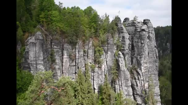 パン左のサクソンスイス砂岩のバステイ橋 曇りの天気の近くに岩の映像を残しました — ストック動画