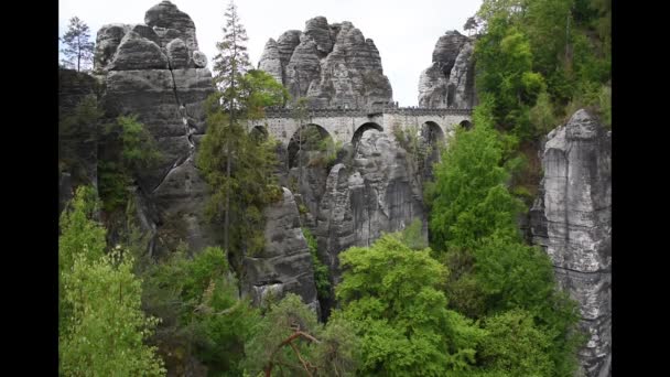 Video Bastei Bridge Suiza Sajona Alemania Piedras Areniscas Tiempo Nublado — Vídeo de stock