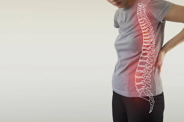 Douleur dans la colonne vertébrale, une femme avec mal de dos — Photo