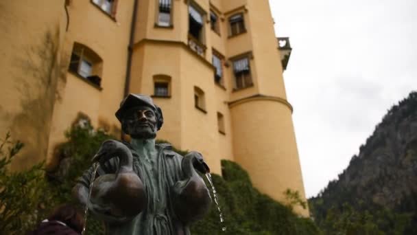 May 2019 Beautiful View World Famous Hohenschwangau Castle Bronze Fountain — Stock Video