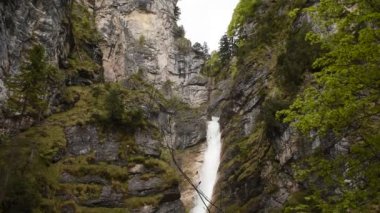 Schloss Neuschwanstein ve Bavyera, Schwangau 'daki Hohenschwangau şatoları yakınlarındaki baharda Alp Şelalesi Pllatschlucht.