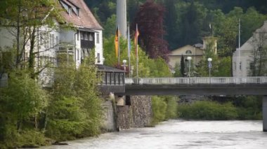  20 Mayıs 2019 Fussen, Almanya - HD İnanılmaz Turistik Alp köyü LechPicturesque Alp kasabası Fssen nehrinin kıyısında sıcacık evleri var. Dağlardaki yeşil vadi küçük evler. Küçük dağlık Fssen kasabasının eski sokakları.