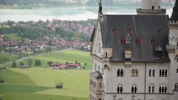 2019年5月26日 世界著名的新斯旺斯坦城堡全景 19世纪罗曼式复兴宫 为国王路德维希二世建造在岩石悬崖上 靠近德国巴伐利亚抚森山的风景秀丽的山景 — 图库视频影像