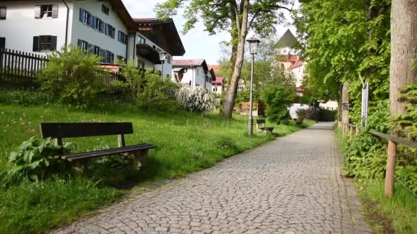 2019年5月20日ドイツ フッセン Hd美しい高山の町Fssen川のほとりに居心地の良い家と素晴らしい観光高山の村 山の緑の谷の小さな家 小さな高山の町Fssenの古い通り — ストック動画