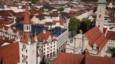 25 Mayıs 2019 - Münih manzaralı St. Peter 's kilise kulesi. Yukarıdan Marienplatz, alışveriş ve kültür merkezi, Viktualienmark