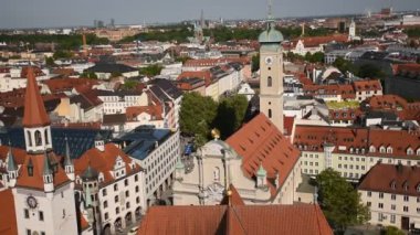 25 Mayıs 2019 - Münih manzaralı St. Peter 's kilise kulesi. Yukarıdan Marienplatz, alışveriş ve kültür merkezi, Viktualienmark