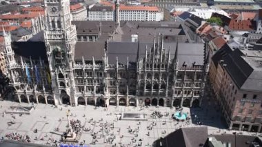 25 Mayıs 2019 - Münih manzaralı St. Peter 's kilise kulesi. Yukarıdan Marienplatz, alışveriş ve kültür merkezi, Viktualienmark