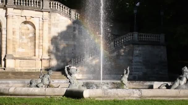 水泉中闪耀的彩虹 德国慕尼黑古典主义建筑 — 图库视频影像