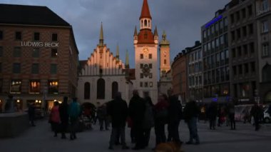 24 Mayıs 2019 Münih, Almanya - Münih 'teki HD Marienplatz, eski belediye binası ve diğer binalar - kafeler, barlar, dükkanlar ve restoranlar. Sokaklarda bir sürü insan ve müşteri