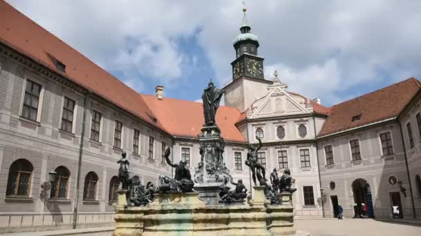 2019年5月20日 慕尼黑住宅内院 Munich Residence Courtyard 一座有青铜雕像的喷泉 八角形庭院 Octagonal Yard 被称为喷泉庭院 — 图库视频影像