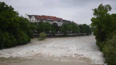 25 Mayıs 2019, Münih, Almanya - Birkaç günlük yağmurdan sonra Münih 'in kuzeyinde Isar' ı sel bastı. HD video, gün ışığı.