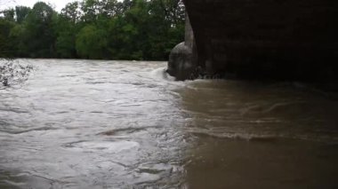 25 Mayıs 2019, Münih, Almanya - Birkaç günlük yağmurdan sonra Münih 'in kuzeyinde Isar' ı sel bastı. HD video, gün ışığı.