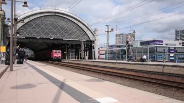 18 Mayıs 2019 Dresden, Almanya - Dresden Hauptbahnhof 'un yolcularla dolu tren istasyonu görüntüsü arka planda görülebilir. Dresden Merkez İstasyonu Hauptbahnhof. Platformlardaki trenler.