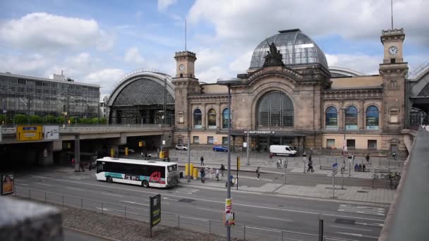 2019年5月18日ドレスデン ドイツ ドレスデン ハウプトフホフを表示するビュー 乗客を持つ鉄道駅は 背景に見ることができます ドレスデンの主要駅Hauptbahnhof ホーム上の列車 — ストック動画