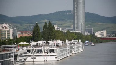 Viyana 'daki Milenyum Kulesi Gökdeleni, Donau Nehri üzerindeki Reichsbrcke Köprüsü manzaralı.