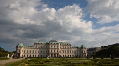 01 Haziran 2019 Viyana, Avusturya - Üst Belvedere Sarayı bulutlu mavi gökyüzünün altında. Birçok turist bahçede yürüyor.