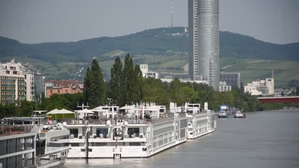 Millenium Tower Grattacielo Vienna Vista Dal Ponte Reichsbrcke Sul Fiume — Video Stock