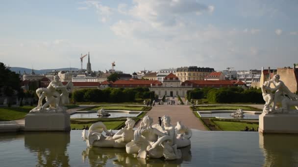 2019年06月01日ウィーン オーストリア Hdシュロス ベルヴェデーレ階段と噴水は ニンフと女神によって囲まれたカスケード 古代の神話の彫刻 前景のウィーン市 — ストック動画