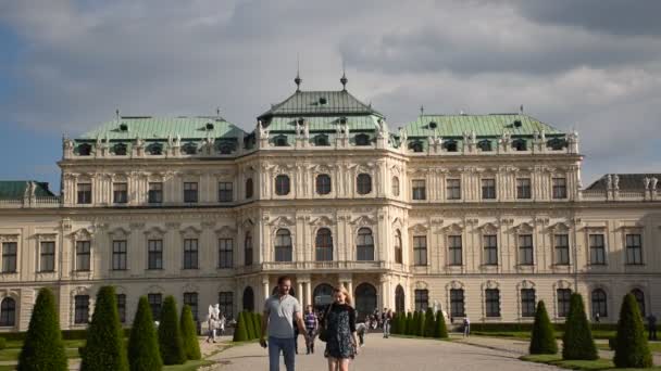 Czerwiec 2019 Wiedeń Austria Szczęśliwi Turyści Podziwiający Zabytki Górnego Schloss — Wideo stockowe