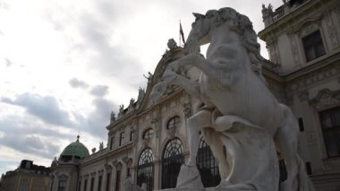 01 Haziran 2019 Viyana, Avusturya - HD el hels videosu. Belvedere Sarayı (Schloss Belvedere) önündeki adam ve at heykeli, Belvedere Parkı 'ndaki 18. yüzyıl sarayı.