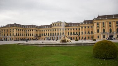 01 Haziran 2019 Viyana, Avusturya: Schonbrunn Barok 'taki çeşmede güzel periler (Schloss Schnbrunn)