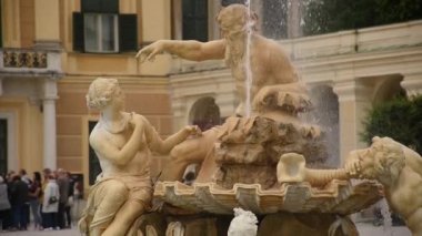 01 Haziran 2019 Viyana, Avusturya: Schonbrunn Barok 'taki çeşmede güzel periler (Schloss Schnbrunn)