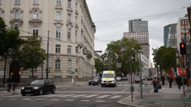 1 Haziran 2019, Viyana, Avusturya / Viyana Mitte - Klasik mimari binaları olan merkez caddeler, yoğun sabah caddeleri Klasik 19. yüzyıl mimarisi Viyana, Avustralya şehir yaşamı