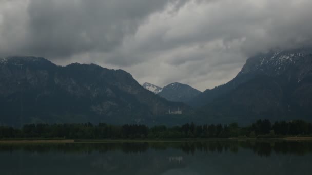 Bayerische Alpen Und Schloss Neuschwanstein Unter Stürmischem Himmel — Stockvideo