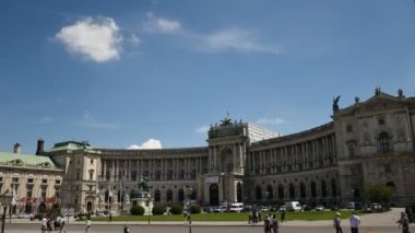 2 Haziran 2019, Viyana, Avusturya / Avusturya Ulusal Kütüphanesi, Hofburg Sarayı, güneşli bir günde sokakta çok sayıda turist. Zaman aşımı videosu