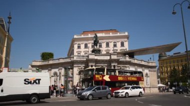 1 Haziran 2019, Viyana, Avusturya: Albertinaplatz yakınlarında park edilmiş HD turistik kırmızı otobüs, Viyana şehir merkezinde işlek bir cadde, arka planda Albertina Palais Müzesi.