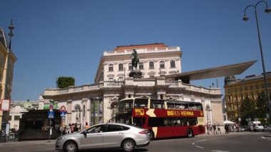 1 Haziran 2019, Viyana, Avusturya: Albertinaplatz yakınlarında park edilmiş HD turistik kırmızı otobüs, Viyana şehir merkezinde işlek bir cadde, arka planda Albertina Palais Müzesi.