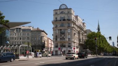 1 Haziran 2019, Viyana, Avusturya / Viyana Mitte - Klasik mimari binaları olan merkez caddeler, yoğun sabah caddeleri