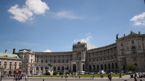 2019年6月2日 ウィーン オーストリア オーストリア国立図書館 ホフブルク宮殿は晴れた日に多くの観光客で通りにあります リアルタイムビデオ — ストック動画