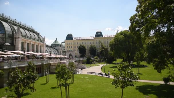 Słoneczny Dzień Wielu Szczęśliwych Turystów Brasserie Palmenhaus Wiedeń Otto Wagner — Wideo stockowe