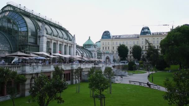 Día Soleado Muchos Turistas Felices Brasserie Palmenhaus Viena Otto Wagner — Vídeo de stock