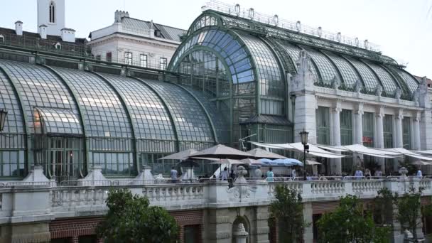 晴れた日と多くの幸せな観光客でBrasserie Palmenhausウィーンオットー ワーグナー Sterreichische Nationaliblethek Palmenhaus Burggarten — ストック動画