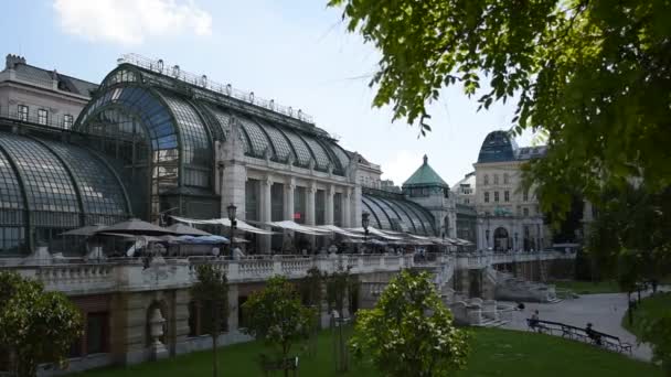 晴れた日と多くの幸せな観光客でBrasserie Palmenhausウィーンオットー ワーグナー Sterreichische Nationaliblethek Palmenhaus Burggarten — ストック動画