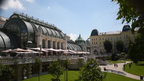 晴れた日と多くの幸せな観光客でBrasserie Palmenhausウィーンオットー ワーグナー Sterreichische Nationaliblethek Palmenhaus Burggarten — ストック動画