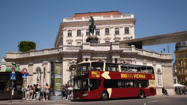 2019年6月1日オーストリア ウィーン Hd観光用赤いバスアルベルティーナ パレ美術館を背景に ウィーンのダウンタウンで忙しい通り アルベルティーナ プラッツによって駐車 — ストック動画