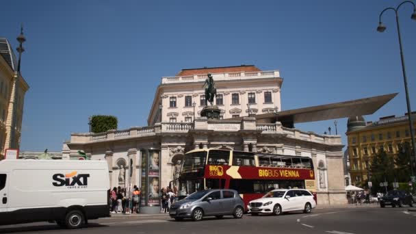 Czerwca 2019 Wiedeń Austria Turystyczny Czerwony Autobus Zaparkowany Przez Albertinaplatz — Wideo stockowe