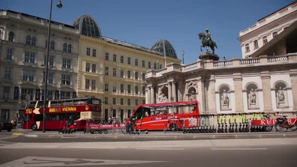 Czerwca 2019 Wiedeń Austria Turystyczny Czerwony Autobus Zaparkowany Przez Albertinaplatz — Wideo stockowe